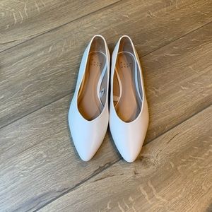 NWOT a new day white flats